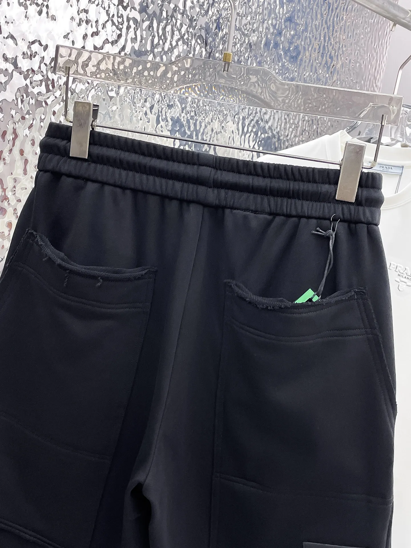 Balenciaga's three-standard complete 2026 summer New Arrival men's casual shorts, advanced custom-made Breathable fabric, Breathable fabric, extremely stretchy and comfortable, impeccable details, top-grade accessories, original logo design concept, delicate and soft feel! The upper body fit is awesome! Size: M-XXXL Please state your height and weight when ordering